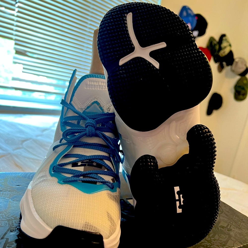 Space Jam Nike Lebron XIX 5Y
Never Worn Brand New!!!!!